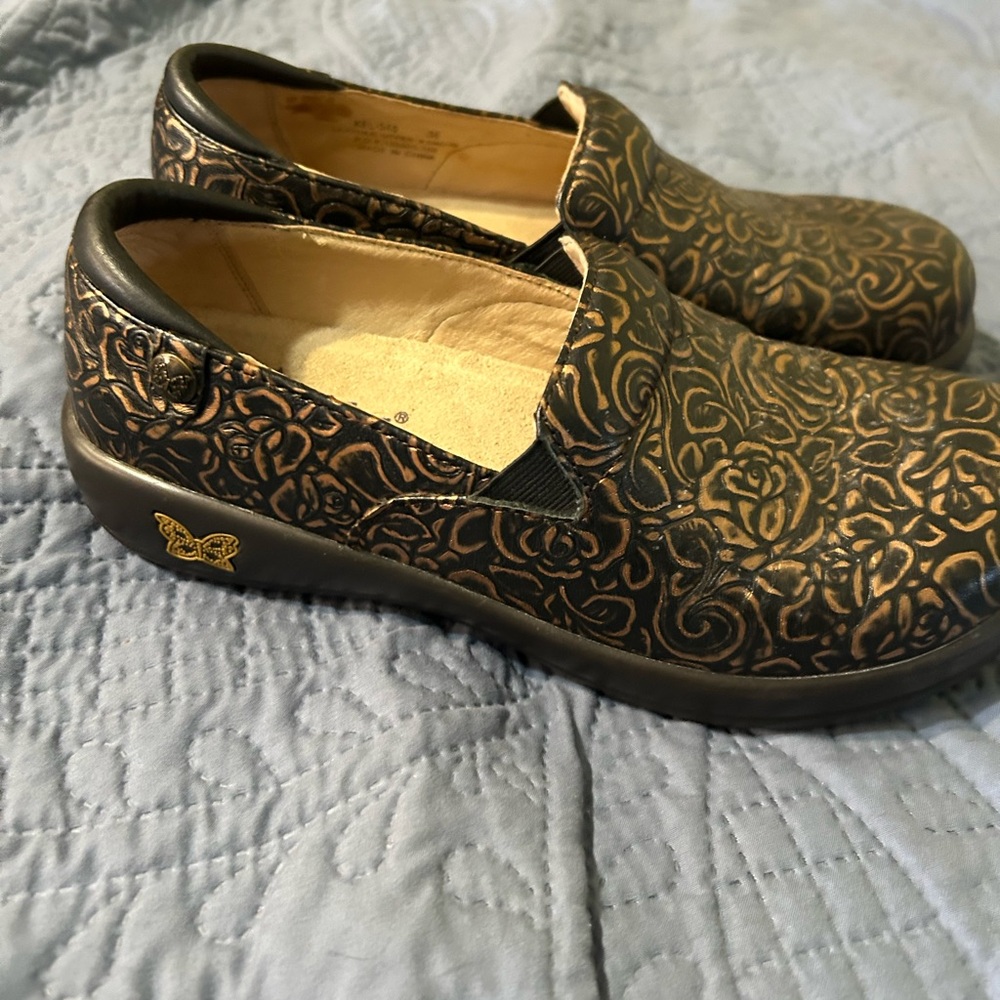 Alegria Womens Keli Bronze Rose Embossed Clogs Size 36/6 Professional Comfort